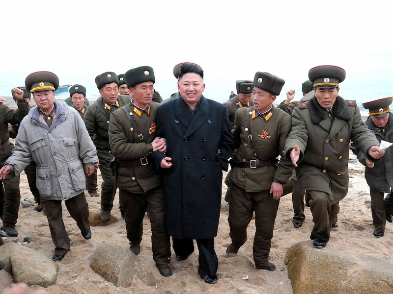 De Noord-Koreaanse leider Kim Jong-Un bracht een bezoek aan zijn troepen.