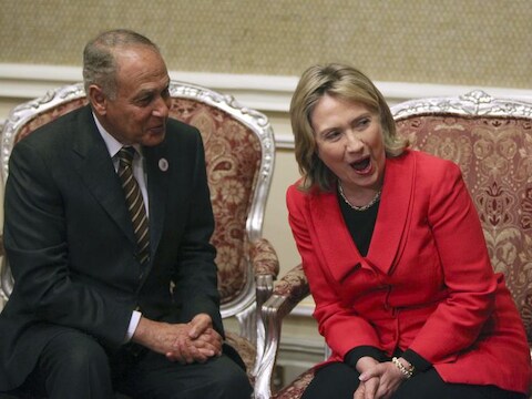 Ahmed Aboul Gheit vertelt een grapje aan Hillary Clinton.