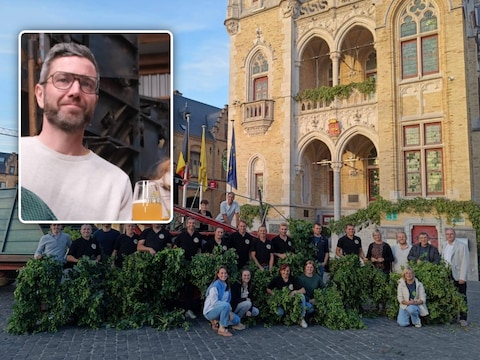 De hoptelers versierden het stadhuis van Poperinge om de start van de pluk aan te kondigen. Inzet:  Bart Boerave van H.O.P. vzw. 