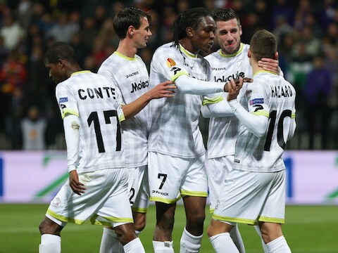 Thorgan Hazard viert de 0-1 met zijn ploegmaats.