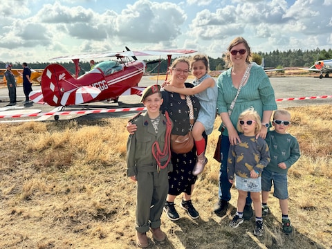 De 10-jarige Warre uit Brasschaat kwam zelfs in een legeruniform naar de Fly In op het vliegveld van Malle