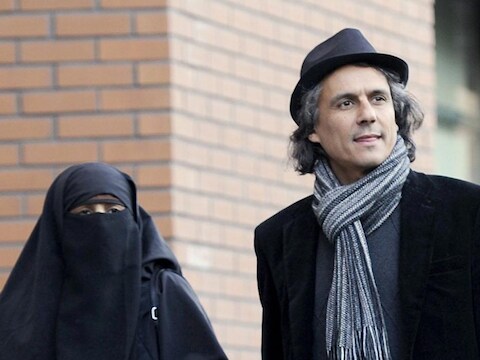 Rachid Nekkaz (rechts) en een moslima