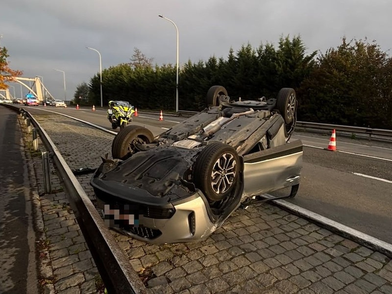 Op de Brugsesteenweg in Gent is een wagen over de kop gegaan bij een verkeersongeval.
