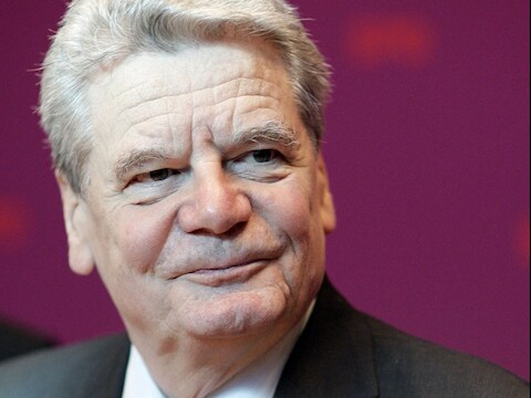 Gauck blijft thuis na overleg met Merkel.