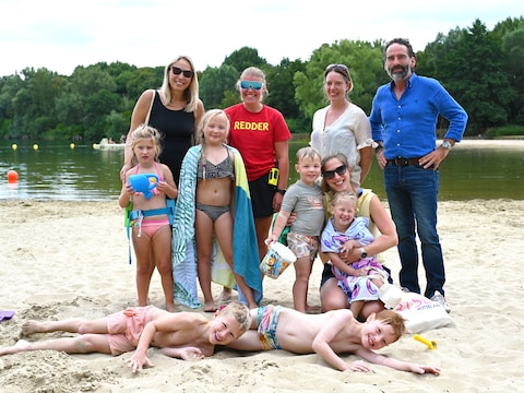 Schepen Patrick Vervoort overhandigt, samen met redder Caroline, een cadeau van de gemeente aan de gezinnen van Evi, Annabel en Tineke, de 40.000ste bezoeker van zwemzone ‘de Plas’