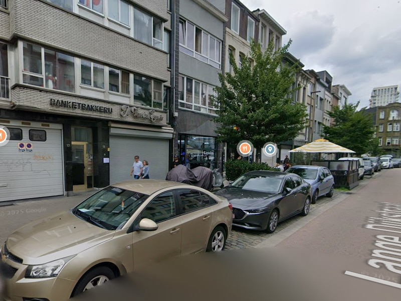 In de Lange Dijkstraat in Antwerpen is woensdagnamiddag om 16.15 uur brand uitgebroken in een slaapkamer op de eerste verdieping boven bakkerij J. Van den Eynde.
