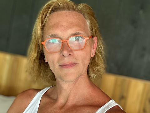 Ann was op bezoek bij vrienden in Westmalle toen een buurtbewoner haar lastig viel en enkele klappen gaf.