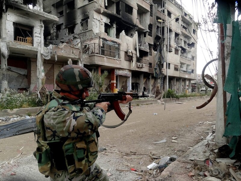 Een Syrische militair in actie