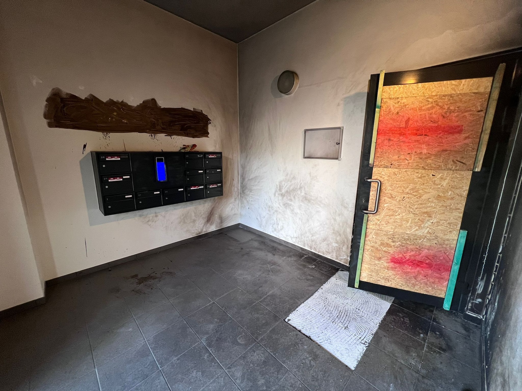 Op de muur stond ‘N. dood' gespoten, gericht aan de bewoner. Die boodschap is intussen overschilderd met bruine verf.