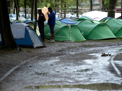 Het tentenkamp in het Maximiliaanpark in Brussel.