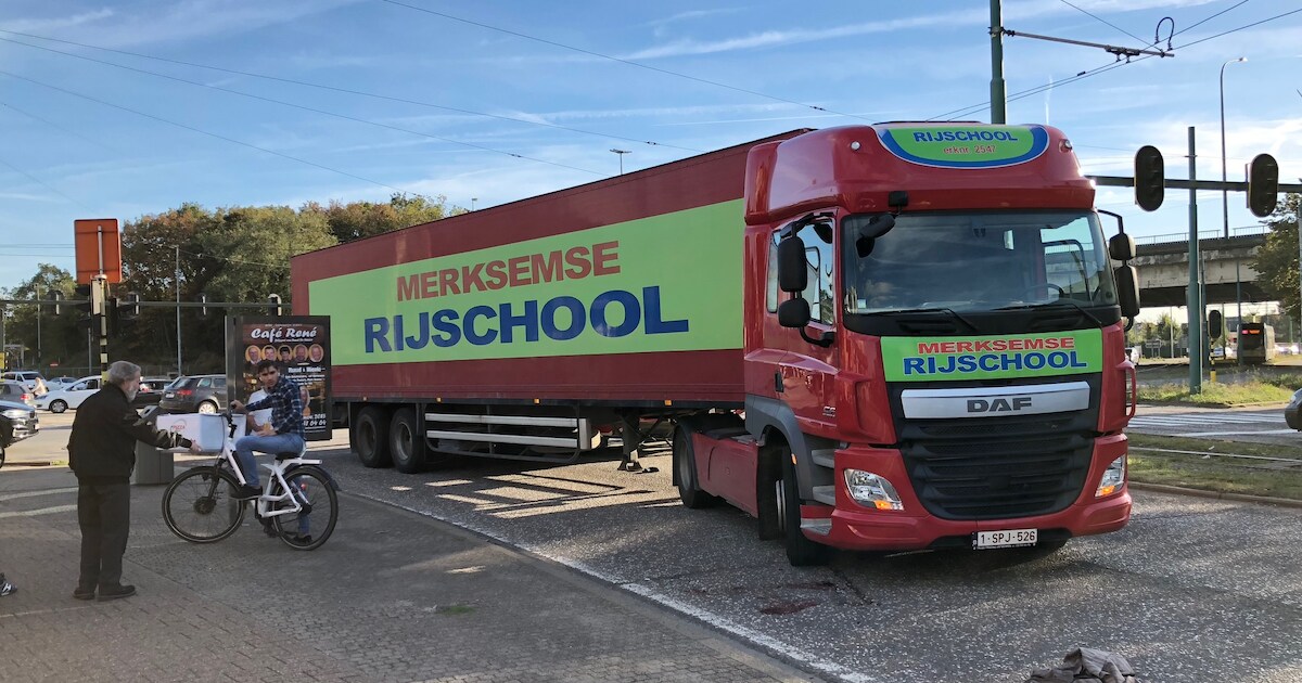 Fietser (36) overleden na botsing met vrachtwagen van rijschool | Regio ...