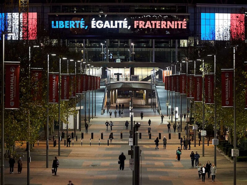 Sinds de aanslagen kleurt het Wembley-stadion blauw-wit-rood, naar de kleuren van de Franse vlag. Ook is het opschrift "Liberté, égalité, fraternité" te lezen