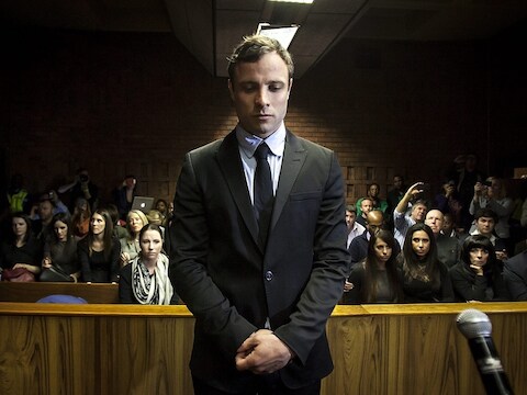 Oscar Pistorius tijdens zijn verschijning voor de rechter die moet beslissen over zijn voorlopige hechtenis, in augustus vorig jaar in Pretoria.