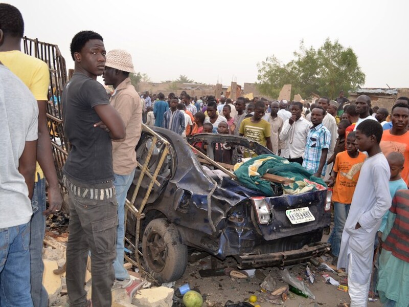 Het autowrak op de markt in Maiduguri.