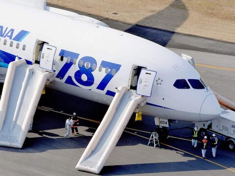 De 129 passagiers en 8 bemanningsleden werden geëvacueerd via noodglijbanen.
