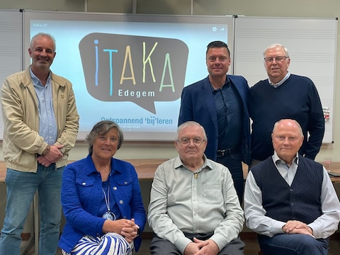 Het bestuur van vzw Itaka met Edegems onderwijsschepen Koen Michiels en burgemeester Koen Metsu.