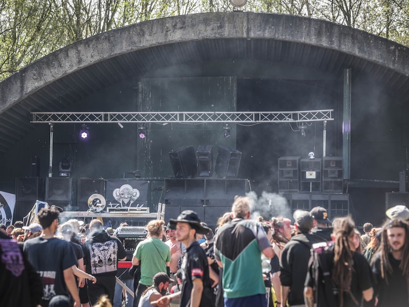 Een archiefbeeld van de illegale rave party in Kerkom (Sint-Truiden) eerder dit jaar.