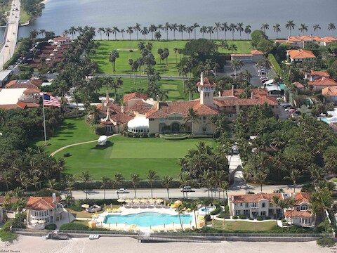 Donald Trump kocht Mar-a-Lago in Palm Beach in 1985 voor minder dan 10 miljoen dollar. Hij maakte er tien jaar later een privéclub van waar hij een reeks privévertrekken voor zichzelf houdt.
