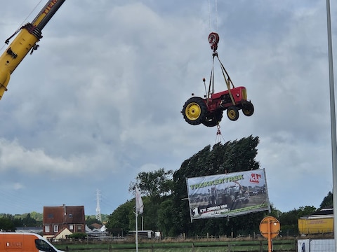 De bengelende tractor maakt reclame voor het evenement Trekkertrek van KLJ Lendelede.