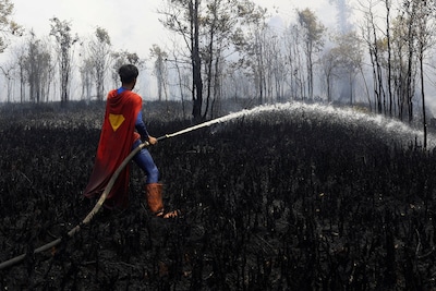 Superman duikt op tussen de bosbranden: 17-jarige vrijwilliger groeit uit tot held in Indonesië