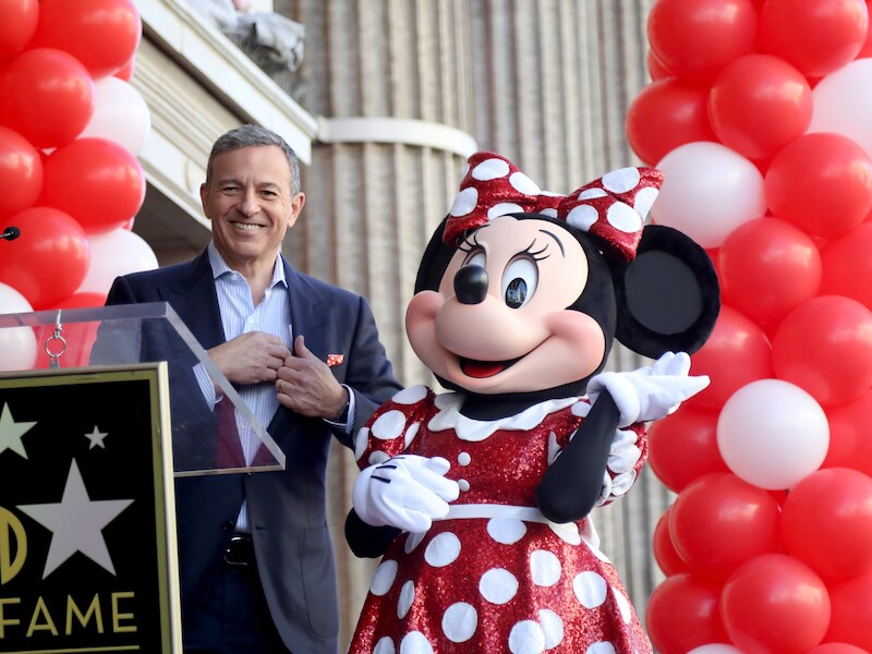 Bob Iger zet stapje terug bij Disney. Hier vergezelde hij Minnie Mouse nog toen ze een ster kreeg op de Hollywood Walk Of Fame. 