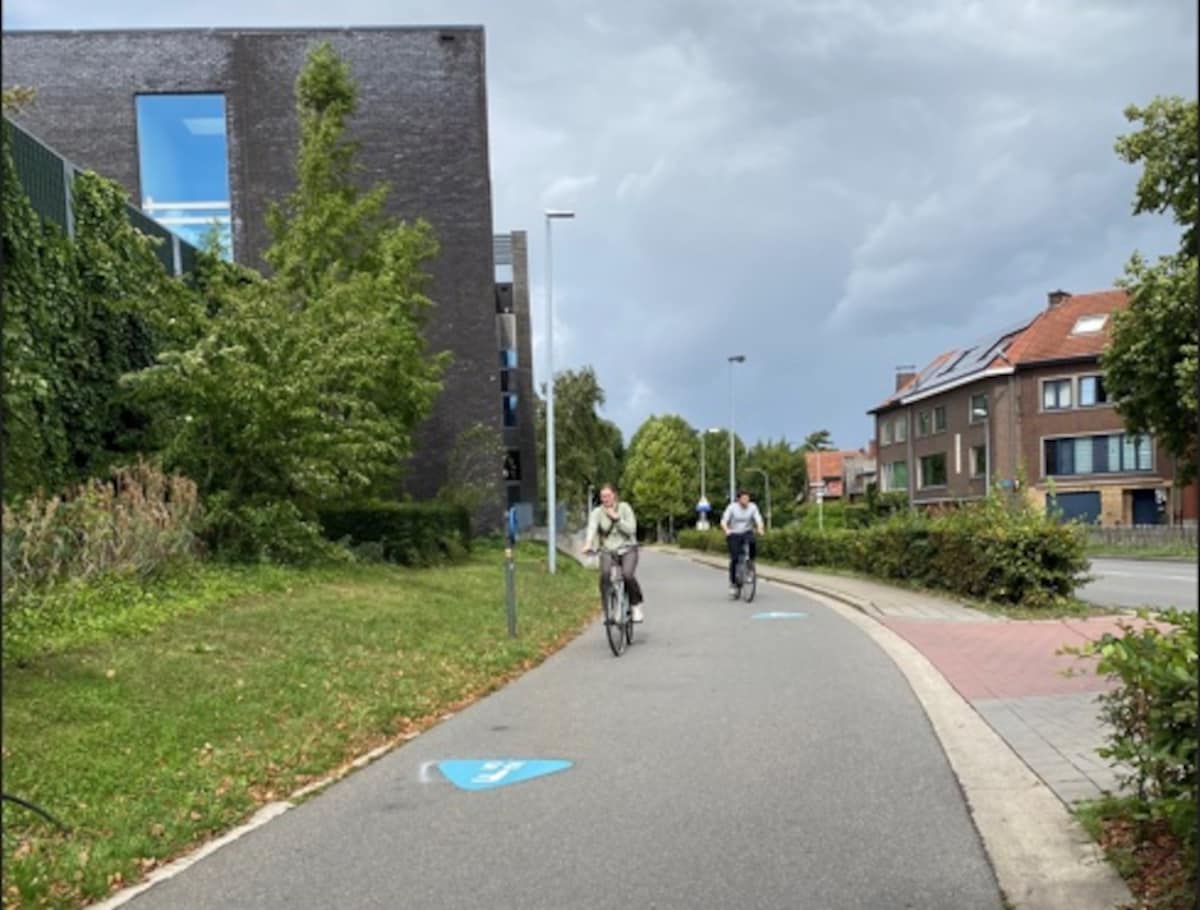 De fietssnelweg kreeg de nodige bewegwijzering.