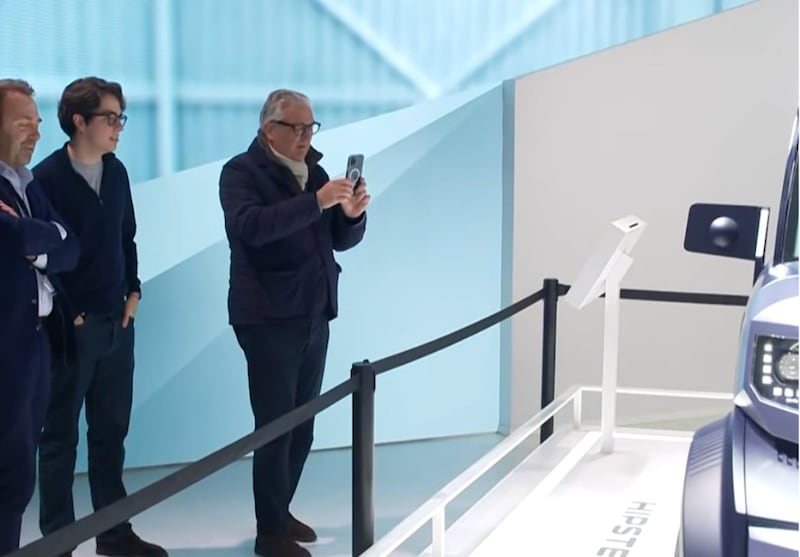 El príncipe Laurent y su hijo Aymeric en el Salón del Automóvil