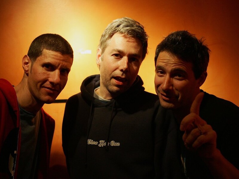 MCA (midden) met 'partners in crime' Mike D en Ad-Rock.