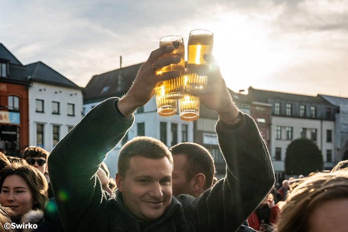Aalst kroont zich tot bierkampioen van België: “Het caféhart klopt hier het  luidst” | Aalst | hln.be