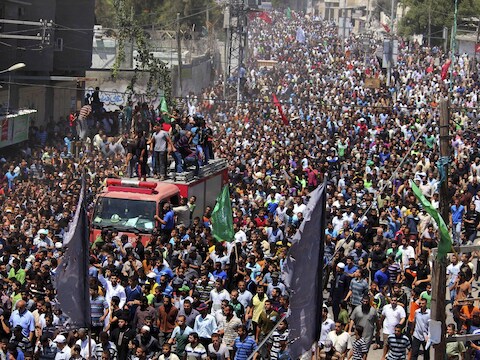 Duizenden mensen kwamen vanochtend de straat op voor de uitvaart van de Palestijnse Hamasleiders, die door een Israëlische luchtaanval zijn vermoord.