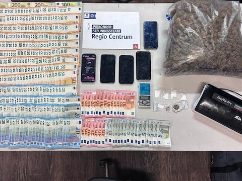 Naast 2,2 kilogram marihuana werd ook 12.000 euro cash en verschillende telefoons aangetroffen.