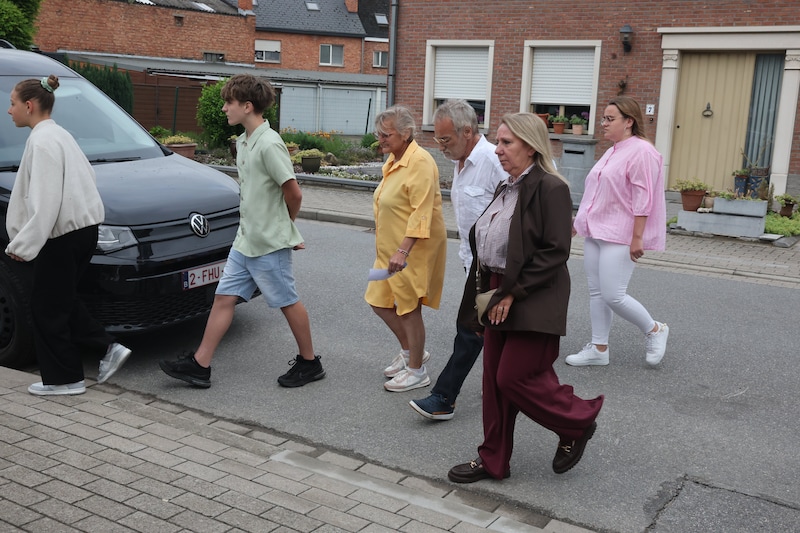 De nabestaanden van Anke, vlak voor de uitvaart in Dendermonde.
