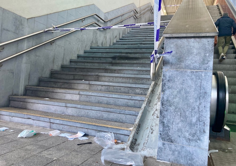 Steekpartij aan het station van Harelbeke, aan de trappen naar het perron.