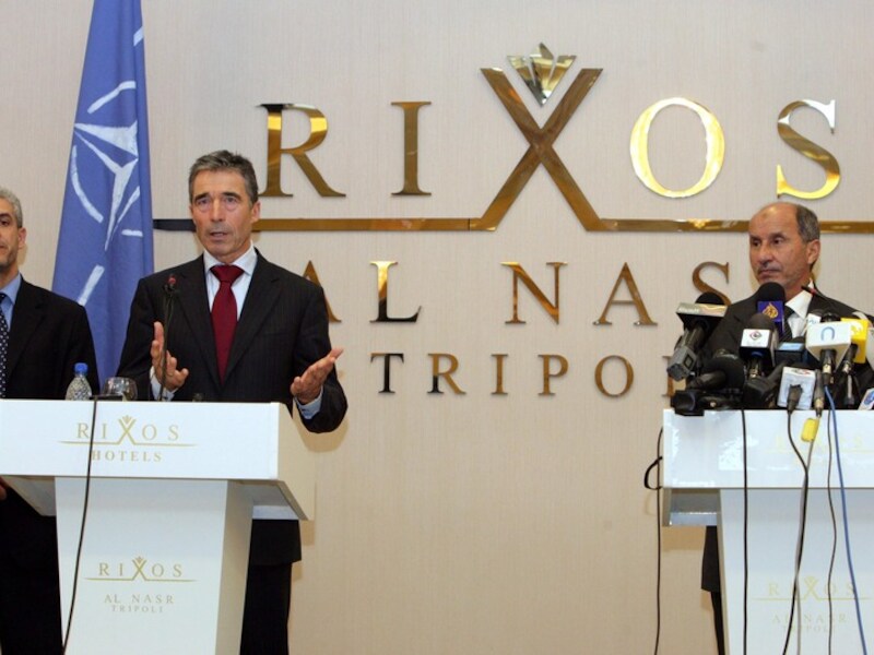 Secretaris-generaal van de NAVO Anders Fogh Rasmussen (L) en Moestafa Abdeljalil (R), hoofd van de Libische Overgangsraad.