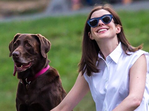 Anne Hathaway met haar eigen hond Esmeralda.