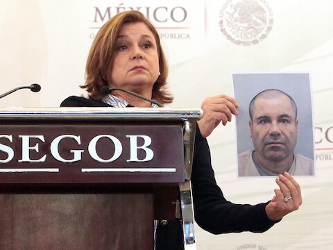 De Mexicaanse politicus Arely Gomez toont een recente foto van El Chapo