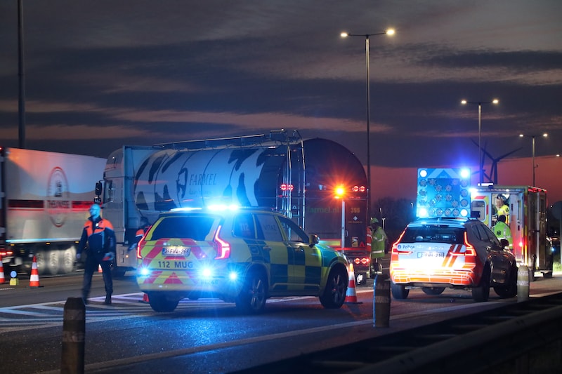 De vrachtwagen bleef gedurende de interventie staan als barrière.