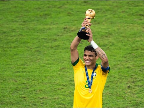 Thiago Silva pronkt met de Confederations Cup die hij onlangs in eigen land won.