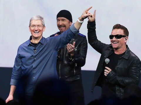 Apple-CEO Tim Cook en U2-zanger Bono zijn maar wat blij met de muzikale release tijdens het Apple-evenement.