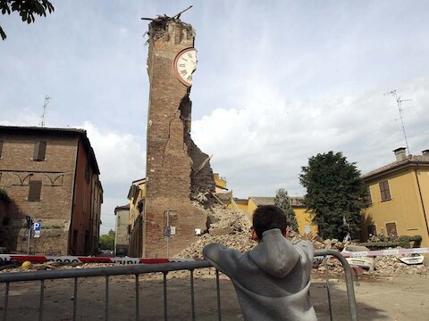 De aardbeving herleidde de klokkentoren in Finale Emilia tot een stomp. Een naschok legde hem helemaal tegen de vlakte.