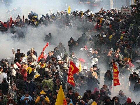 De Turkse politie probeert met behulp van traangas een einde te maken aan een demonstratie in Ankara.