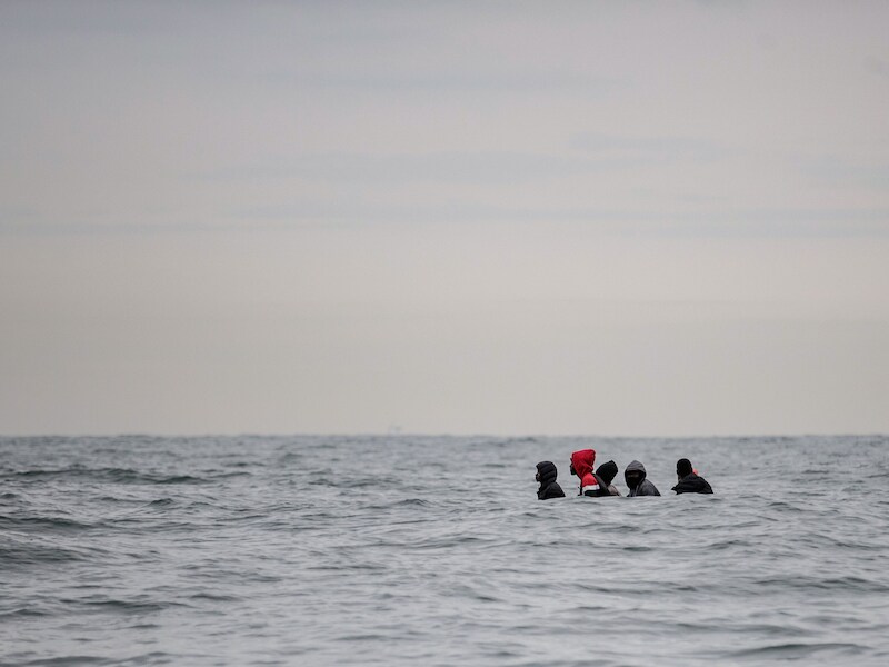 Migranten proberen met een gammel bootje de overkant van het Kanaal te bereiken. Archiefbeeld.