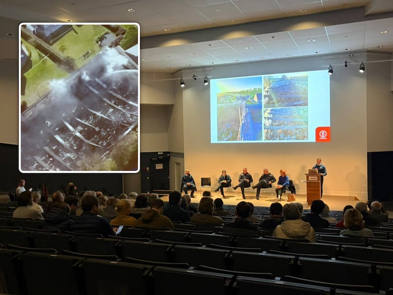 Infoavond over monsterbrand in hogeschool Vives in Kortrijk. Inzet: dronebeeld van de vernielde loods.