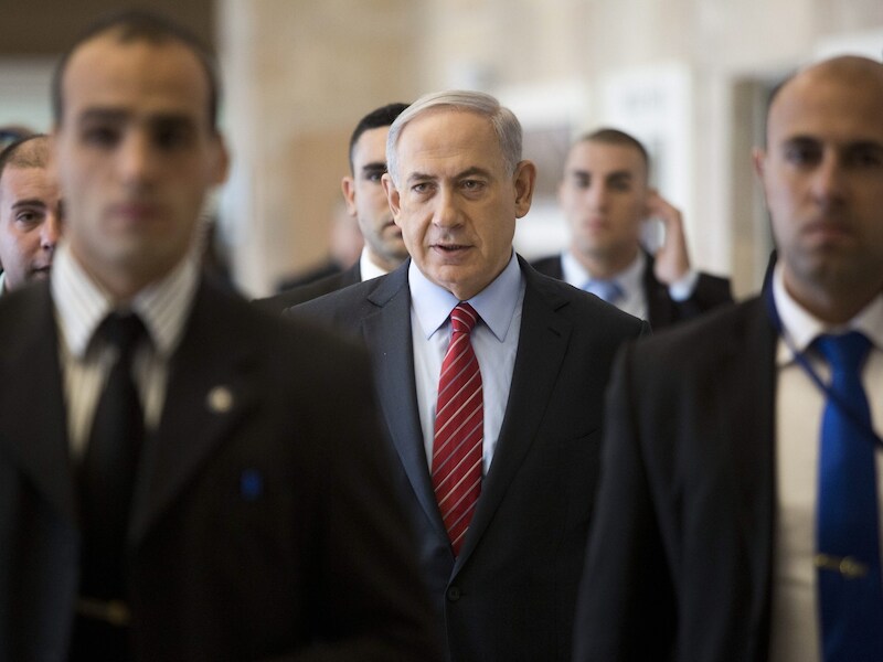 De Israëlische premier Benjamin Netanyahu temidden van leden van zijn Likud-partij in de Knesset.
