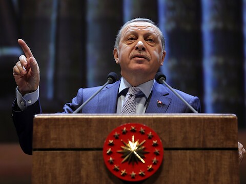 De Turkse president Erdogan wil een deel van Syrië onder Turkse invloed plaatsen, vrij van jihadisten en Koerdische groeperingen. De operatie zou één van de grootste Turkse buitenlandse interventies zijn sinds de val van het Ottomaanse Rijk.