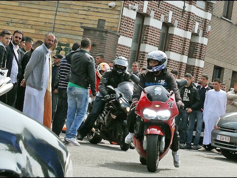 De verdachten zouden lid zijn van de motorbende 'Kamikaze Riders'.