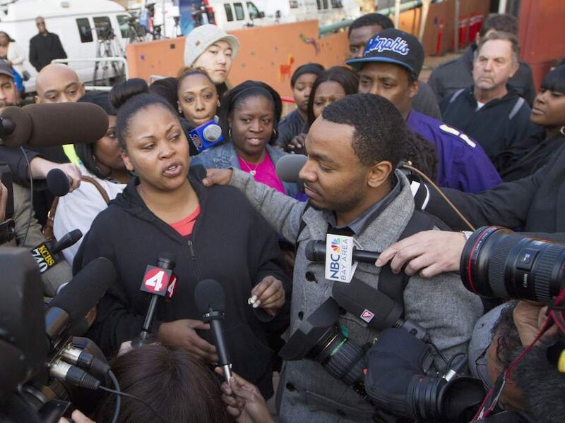 Nailah Winkfield, de moeder van de 13-jarige Jahi McMath, staat de pers te woord.