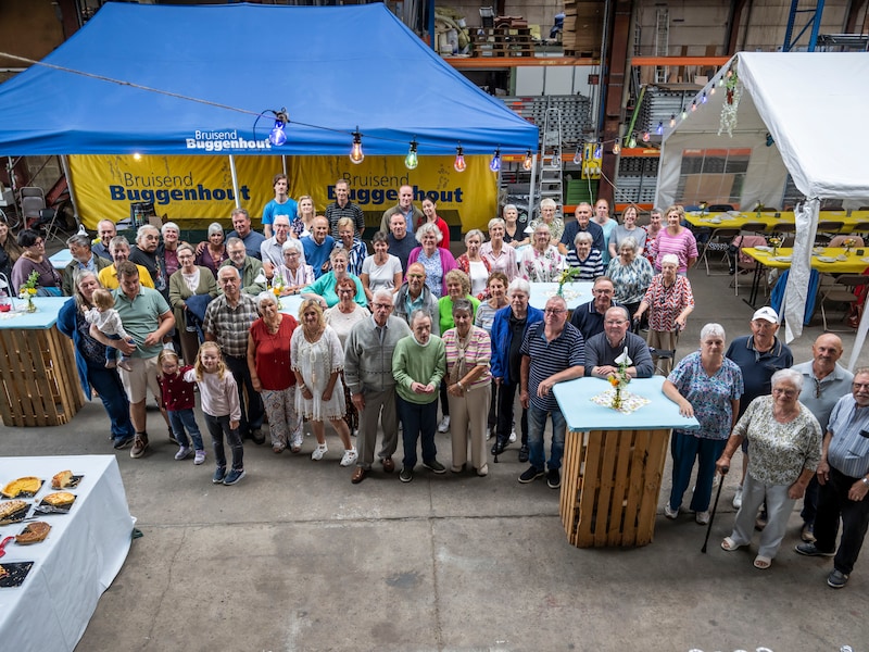 Buren Kamerstraat vieren weer feest