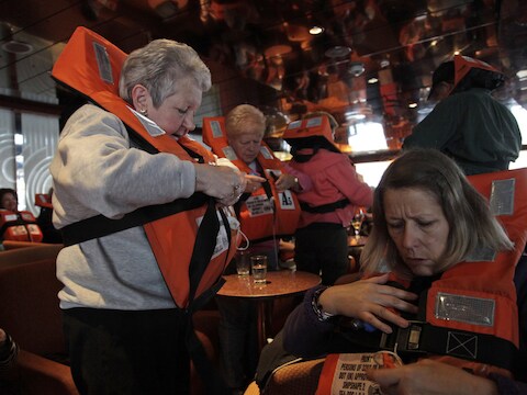 Passagiers trokken alvast hun reddingsvest aan tijdens een obligate reddingsoefening.