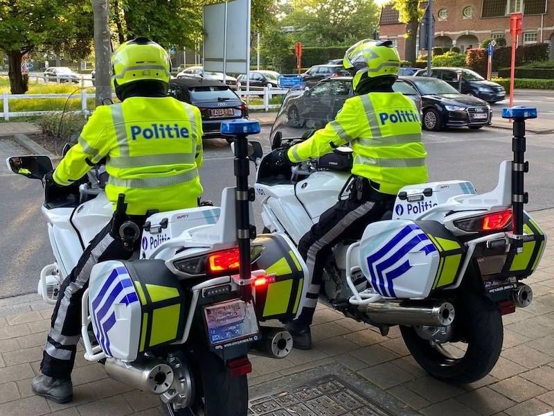 Boekentassen mogen weer vanonder het stof: politie vraagt extra aandacht voor schoolpoorten